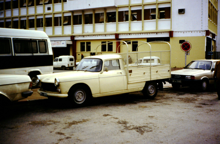 「バシェー（幌をかぶせた）」といえば、かなりの確率で「プジョー404」。1996年、チュニジアで撮影。