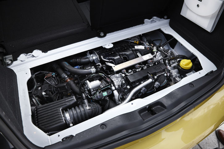リアに搭載される0.9リッター直3ターボエンジン。「フォーフォー ターボ」では、荷室のフロアパネルを外すことでアクセスできるようになる。
