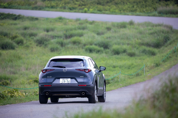 ビーナスラインを行く「CX-30」。勾配のきつい上り坂でもディーゼルエンジンのトルクは力強く、頼もしかった。