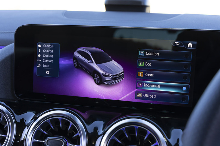 ドライブモードは「コンフォート」「エコ」「スポーツ」「インディビジュアル」「オフロード」の全5種類が設定される。