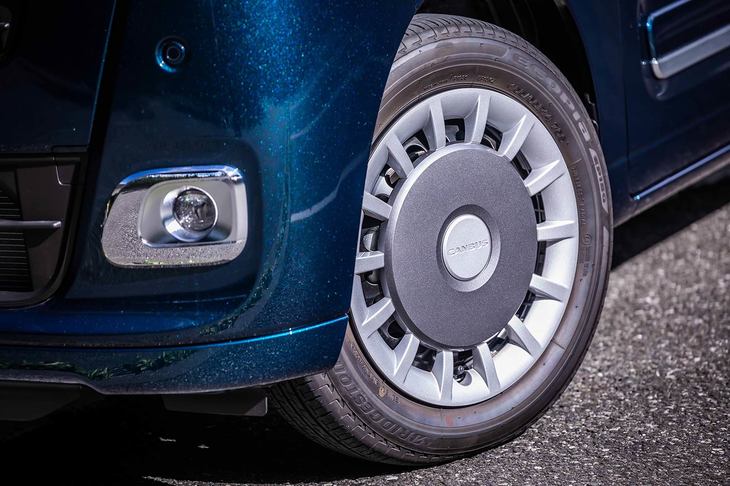 足もとの仕様は全車共通で、スチールホイールにフルホイールキャップ、155/65R14サイズのタイヤの組み合わせだ。ホイールキャップのカラーリングのみ、グレードやモデルによって異なる。