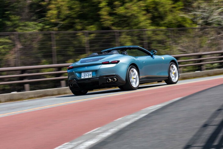 風雅なクルージングにマッチするよう、足まわりも吟味されていた「ローマ スパイダー」。エレガントなフェラーリというのも、大いにありだろう。