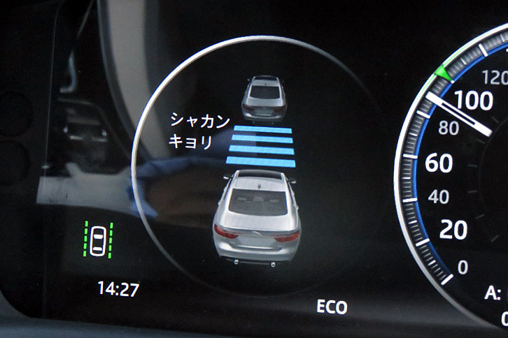 前走車との車間距離は4段階で調整可能。割り込まれるのを気にしないリポーターは、常に“最長”でドライブしていました。