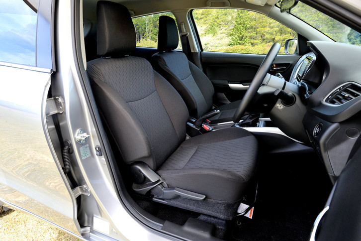 シート表皮は「XG」「XT」ともにファブリックが標準。XTのみオプションで本革シートも用意される。