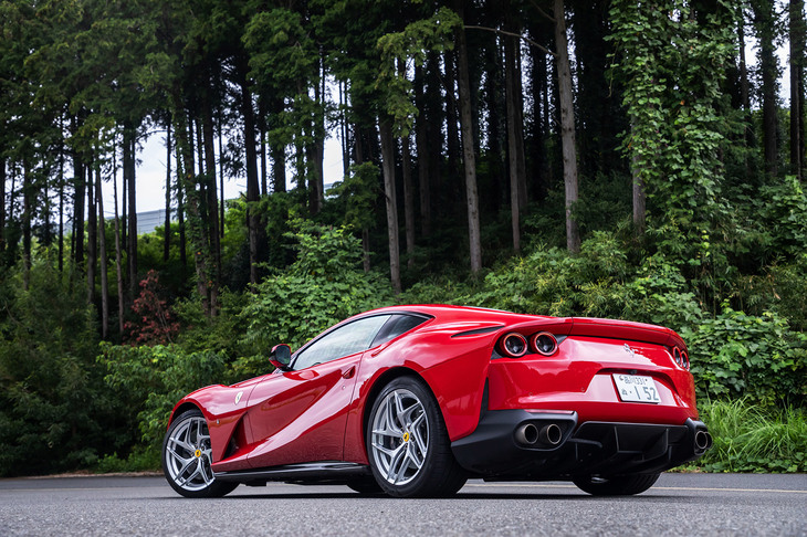 乾燥重量は1525kg（空車重量＝1630kg）。最高出力800psのV12を搭載し、最高速340km/h、0-100km/h加速2.9秒をマーク。重量配分は前47％、後ろ53％となる。