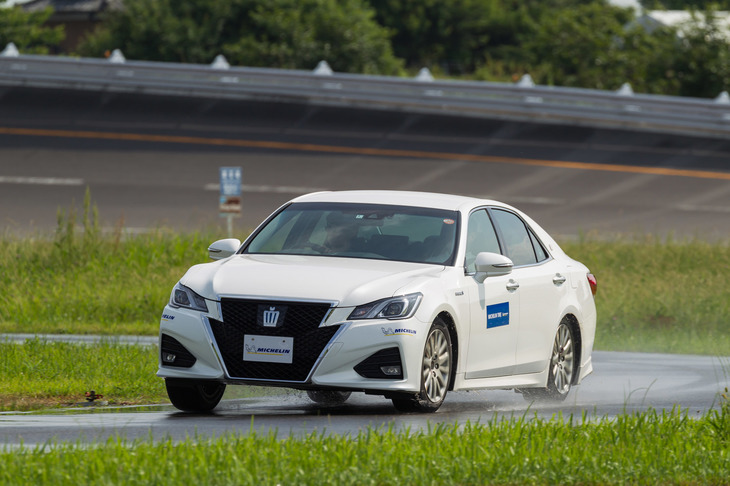 水を撒いたハンドリング路において「プライマシー4」の性能をチェック。絶対的なグリップ性能の高さはもちろん、限界を超えた際の挙動の穏やかさも特徴だった。