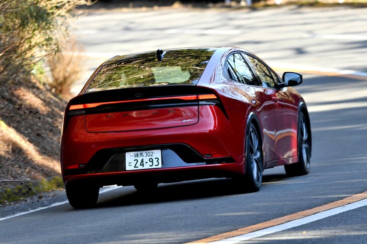 【トヨタ・プリウスZのスペック】
	ボディーサイズ：全長×全幅×全高＝4600×1780×1430mm／ホイールベース：2750mm／車重：1440kg／駆動方式：FF／エンジン：2リッター直4 DOHC 16バルブ／モーター：交流同期電動機／トランスミッション：CVT／エンジン最高出力：152PS（112kW）/6000rpm／エンジン最大トルク：188N・m（19.2kgf・m）/4400-5200rpm／モーター最高出力：113PS（83kW）／モーター最大トルク：206N・m（21.0kgf・m）／システム最高出力：196PS（144kW）／タイヤ：（前）195/50R19 88H／（後）195/50R19 88H（ヨコハマ・ブルーアースGT）／燃費：28.6km/リッター（WLTCモード）／価格：370万円
	
	【取材時の燃費データ】
	テスト距離：448.1km（市街地2：高速道路5：山岳路3）／使用燃料：--リッター（レギュラーガソリン）／参考燃費：--km/リッター（車載燃費計計測値）