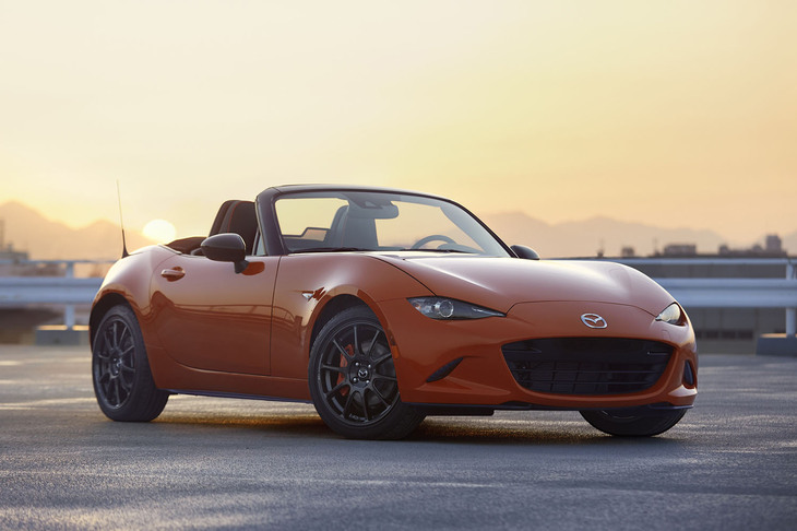 「30周年記念車」は現行のND型で登場。「レーシングオレンジ」のボディーカラーだけでなく、ブレンボのブレーキキャリパーやレカロのシートなども採用している。