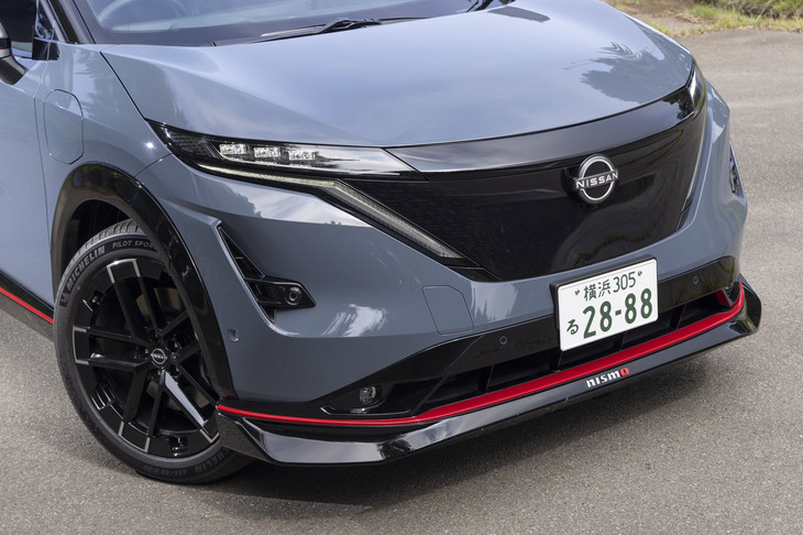 フロントまわりでベースモデルから継承したのはヘッドランプとグリルのようなブラックのパネルのみ。バンパーはもちろん、ホイールハウスをカバーするクラッディングも専用に仕立てられている。