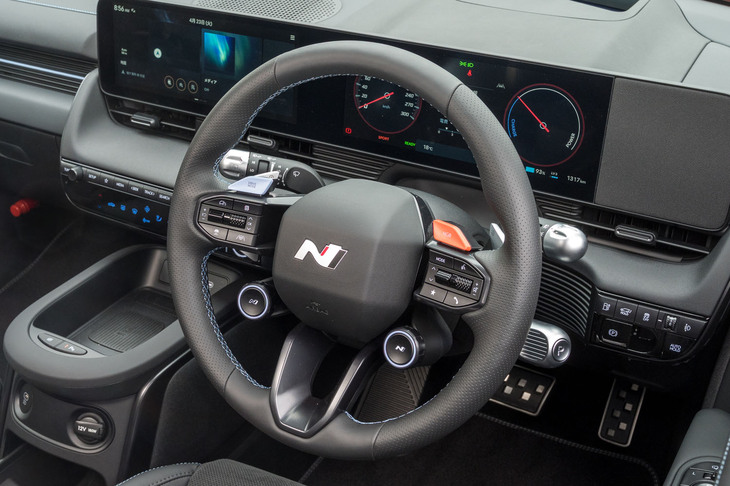 ステアリングホイールは機能満載。ACCなどのスポークスイッチに加えて、左右のパドル、右手親指位置の「NGB」ボタン、左手親指位置のドライブモードセレクター、さらに好みの走行設定を呼び出す「Nモードボタン」（左右のスポーク下に1つずつ）が備わっている。