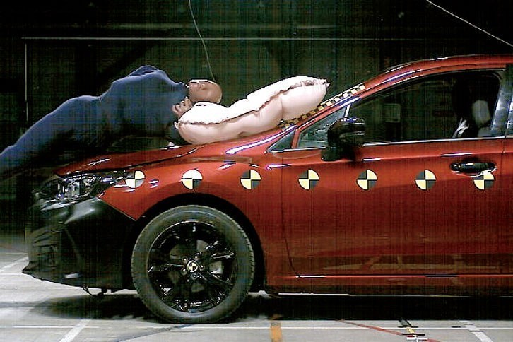 新型「XV」は「インプレッサスポーツ／G4」とともに、2016年度自動車アセスメント「衝突安全性能評価大賞」などを受賞した。特に歩行者保護性能については、「歩行者保護エアバッグ」（写真）の搭載が得点（過去最高の199.7点）の向上に寄与したという。（写真＝スバル）