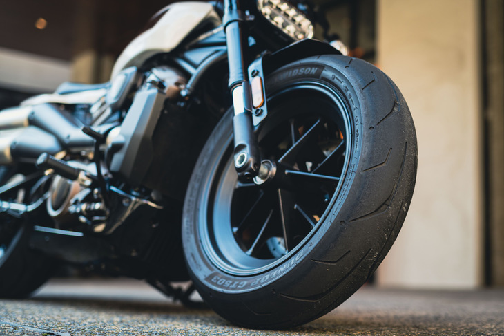 フロントタイヤは160/70R17という極太サイズ。リアのサイズも180/70R16と太めで、ともにダンロップのラジアルタイヤ「GT503」が装着される。