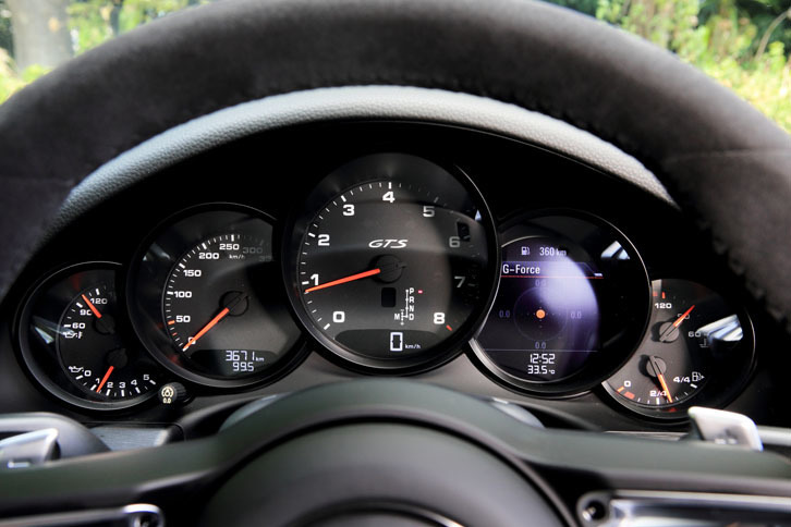 エンジン回転計を中央に据えた5連メーター。右から2番目はマルチインフォメーションディスプレイにあてられる。