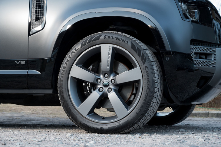 タイヤ＆ホイールは20インチが標準で、この試乗車の22インチはオプション。カラーはグロスブラックも選べる。