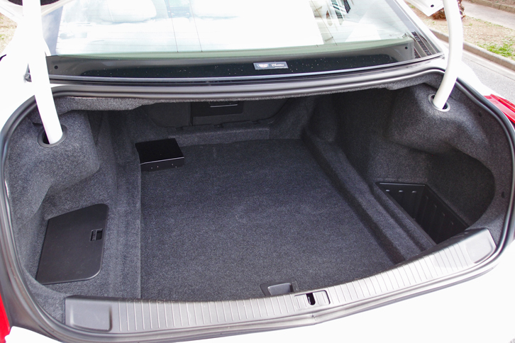 トランクルームは、実測で奥行き100cm、幅（最長部）135cm。後席を倒すことで長尺物にも対応できる。