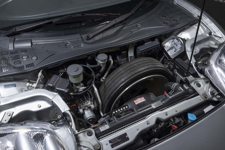 フロントフードを開けたところ。補器類の間にスペアタイヤが収まっている。もしものときには電動コンプレッサーで膨らませて使う。