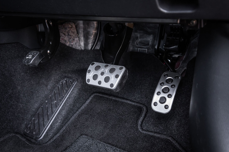 ゴムのすべり止めが埋め込まれた「アクアGRスポーツ」専用となる、アルミ製のアクセル＆ブレーキペダルが備わる。