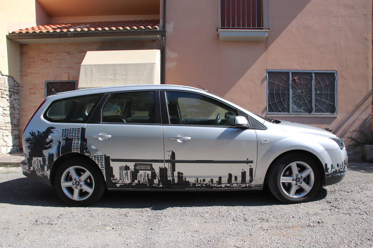 ベース車は2006年「フォード・フォーカス ワゴン1.6 TDI」。ボディーサイドにはゴジラに襲撃される都市が展開されている。