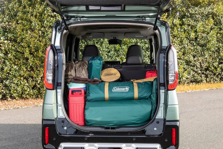 コールマンなどのしゃれたアウトドアグッズを積んで、いざフィールドへ。荷室の容量は、後席を前後にスライドさせたり背もたれを倒したりすることで調節できる。