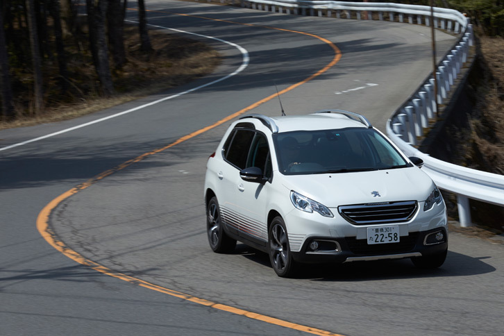 ワインディングロードを行く「2008 CROSSCITY」。外装色には「パール・ホワイト」「エメラルド・クリスタル」「トルマリン・レッド」「ペルラ・ネラ・ブラック」「プラチナ・グレー」「ビアンカ・ホワイト」の全6色が用意される。