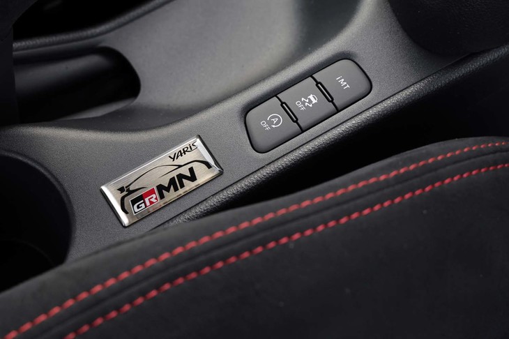 センターコンソールには専用のバッジを配置。特別な一台であることがアピールされる。