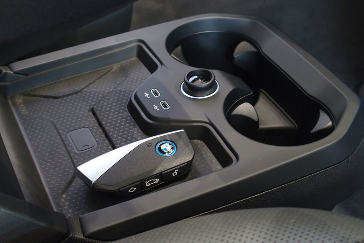 BMW iX（センターコンソール下部）