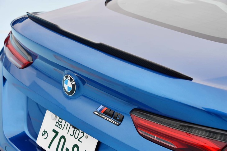 トランクリッドにはカーボン製のリップスポイラーが装着される。これはセットオプション「Mカーボンエクステリアパッケージ」に含まれる。