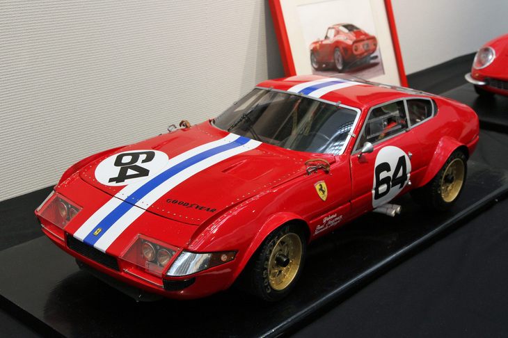 通称“デイトナ”こと「365GTB/4」。1977年のデイトナ24時間で、俳優のポール・ニューマンらのドライブにより5位に入賞したコンペティツィオーネ（レース仕様）がモデル。