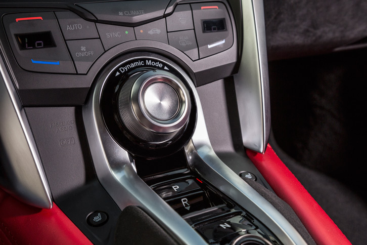 
	ダッシュボードの中央に備わる、走行モード選択用のダイヤル式コントローラー。「クワイエット」「スポーツ」「スポーツプラス」「トラック」の4種類のモードが用意される。
	