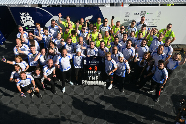 早くも3戦目にレッドブルからレーシングブルズに降格を言い渡されたリアム・ローソン。衝撃の降格人事に「厳しすぎる」との声も聞かれたが、古巣のメンバーは彼を温かく迎え入れてくれ、第8戦モナコGPではチームプレイに徹しながら8位入賞、そして第11戦オーストリアGP（写真）ではキャリア最高6位を獲得。チームは「JUST THE BEGINNING（これは始まりにすぎない）」と若者の背を押してくれた。（Photo=Getty Images / Red Bull Content Pool）