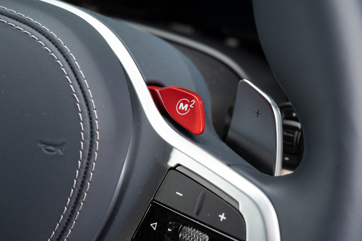ステアリングホイールには「M1」「M2」の2つの赤いスイッチを配置。ドライバーが作成した2つのカスタマイズモードを、ワンプッシュで呼び出せる。