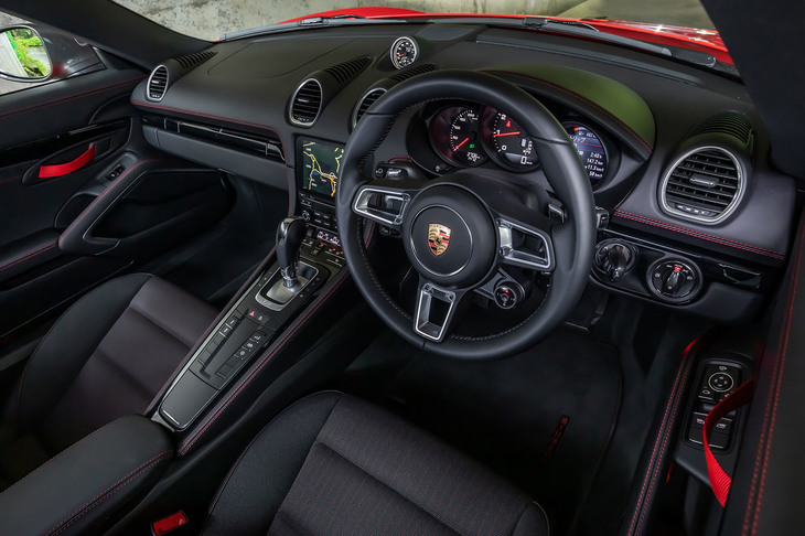 インテリアの基本デザインは「718ケイマン」に準じたもの。通常ではオプションとなる「スポーツクロノパッケージ」が標準装備されている。