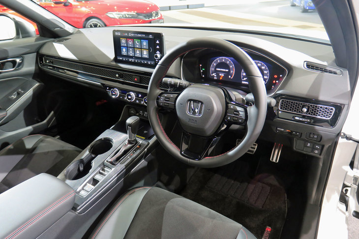 赤いステッチが目を引く「シビックEX」のインテリア。