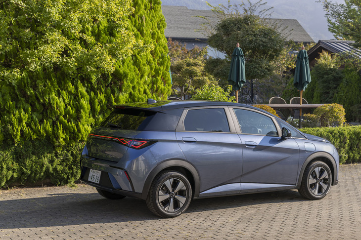 リアサスはスタンダードモデルがトーションビームなのに対し、「ロングレンジ」ではマルチリンクを採用している。