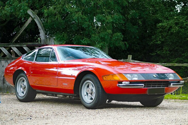 1968年に登場した“デイトナ”こと「フェラーリ365GTB/4」。初期のモデルは前端がプレキシガラスで覆われていて、その中央部はブラックとなっていた。（写真：newspress）