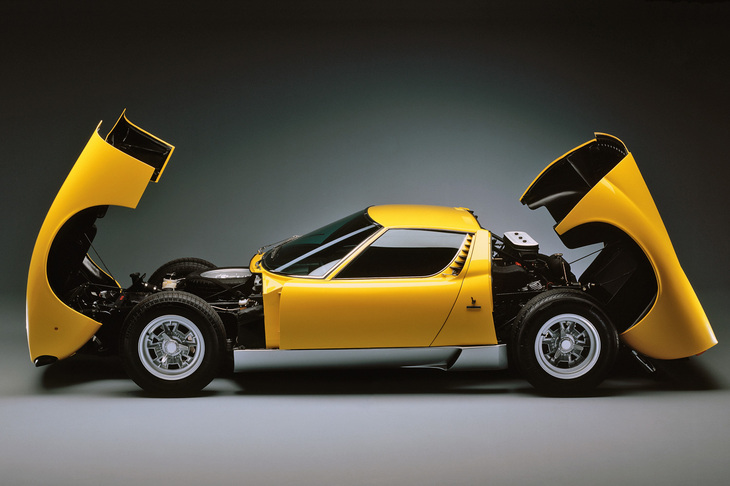 ちなみにフロントとリアのカウルは、両方とも一枚もの。エンジンをご開帳した際の姿もスーパーなクルマだった。