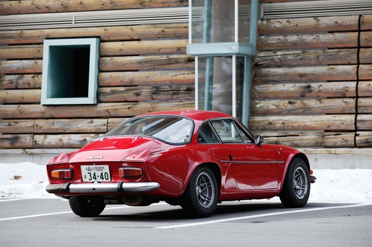 麗しき旧「A110」のリアスタイル。なだらかなルーフラインやエッジの効いたフェンダー、ハの字に張り出したリアタイヤがマニア心をくすぐる。