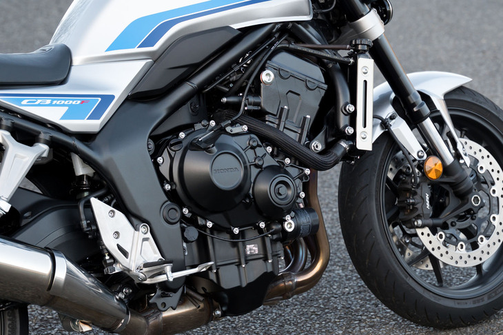 排気量999ccの水冷4ストローク直列4気筒DOHCエンジン「SC94E」。スーパースポーツゆずりのパワーユニットだが、カムシャフトやエアファンネルなど各部を専用設計とすることで、低・中回転域での性能を強化している。