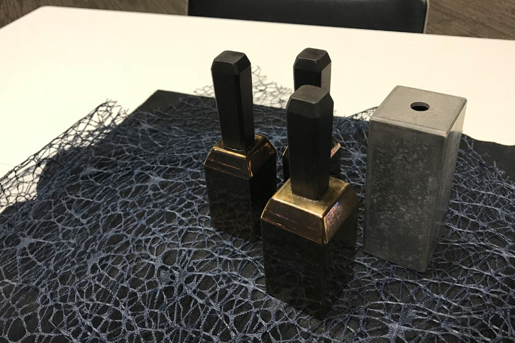 会場には51のブースが設けられ、素材も形もさまざまな作品が並んでいた。こちらは津軽打刃物の技術を使った鐘。手のひらサイズだが、ずっしりとした重みがある。