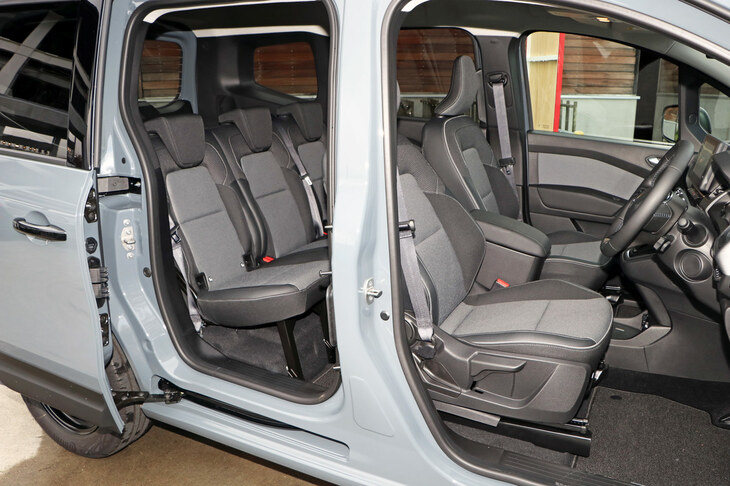 インテリアの仕立てはカタログモデルと共通。シートはファブリックとフェイクレザーのコンビ仕様だ。