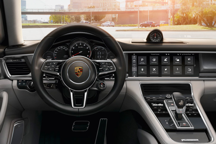 メーターはエンジン回転計のみが機械式で、その他はいずれもデジタル表示となる。