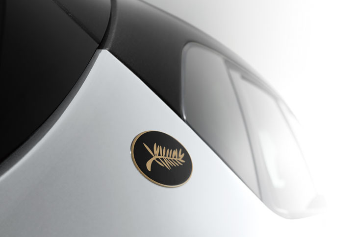 ボディーサイドに備わる専用のエンブレムデカール。カンヌ映画祭最高賞に贈られるトロフィーと同様に、しゅろの葉がかたどられている。