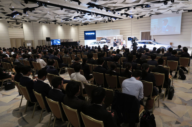 CS-VESCの会場の様子。競技者は5人の審査員や報道関係者、応援に駆けつけたディーラー関係者らの前で、ロールプレイングを披露することとなる。