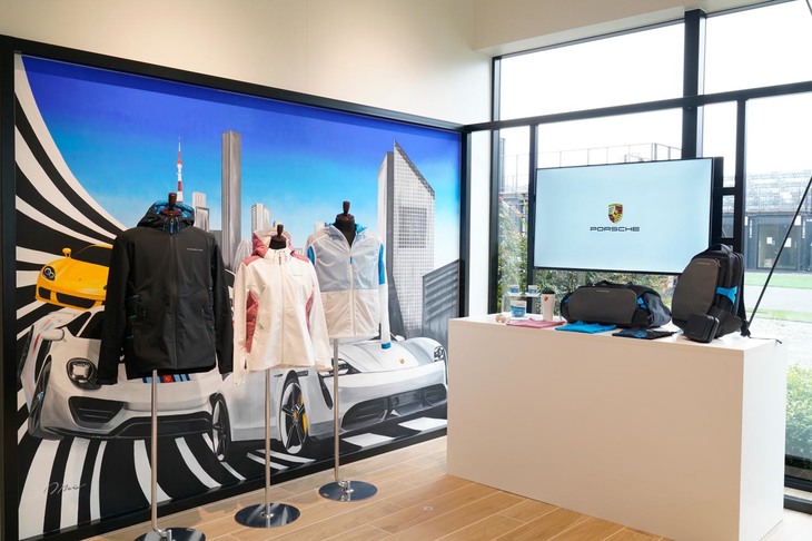 ポルシェ初の電気自動車「タイカン」をモチーフにした「タイカンコレクション」。機能性や都会的なルックスが特徴とされている。