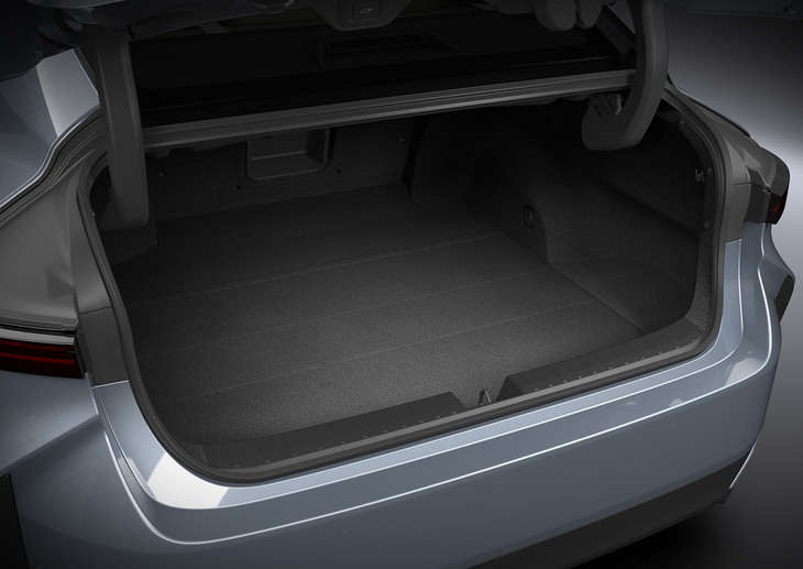 荷室は、ハッチゲートではなくトランクリッドを持つ、独立型のトランクルームとなっている。