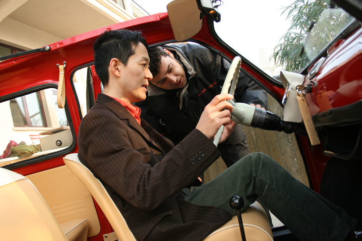 こちらも参考までに「ヌオーヴァ500」と筆者。サイズこそ違えど、室内空間創造におけるアイデンティティーが継承されていることがわかる。2008年に撮影。