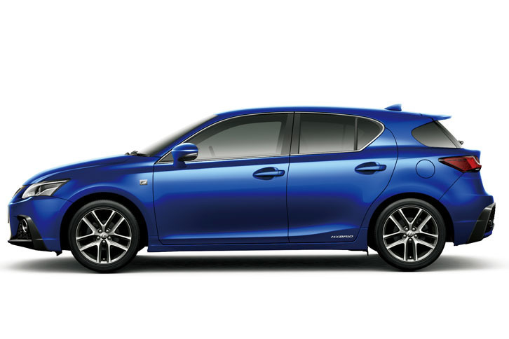 
	“Fスポーツ”専用カラーの「ヒートブルーコントラストレイヤリング」をボディーにまとう「CT200h“Fスポーツ”」。
	