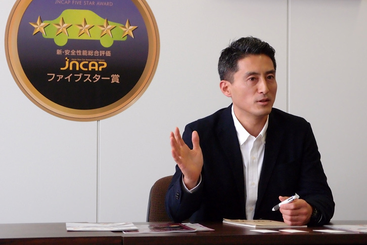 ＜プロフィール＞
	独立行政法人自動車事故対策機構
	企画部長
	自動車アセスメント部長

	大森 隆弘（おおもり たかひろ）さん

	1995年に運輸省に入省し、2001年に国土交通省に移行。一貫して自動車安全関連の業務に携わり、運送事業の安全指導や技術開発の支援に関わる。国土交通省中部運輸局自動車技術安全部長を経て、2015年7月から現職。
	 
	