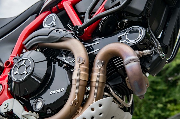 「デスモドロミック」と名付けられた強制弁開閉機構を持つエンジンは、2本のシリンダーが直角に配されることから「Lツイン」とも呼ばれる。