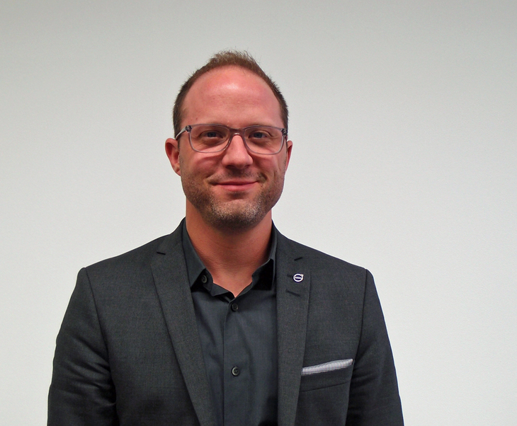 2017年10月からボルボのデザイン部門のシニアディレクターを務めるT.ジョン・メイヤー氏。現在は世界3カ所（スウェーデン・ヨーテボリ、米国・カリフォルニア、中国・上海）にあるボルボのデザインセンターのうち、米国の施設に在籍している。